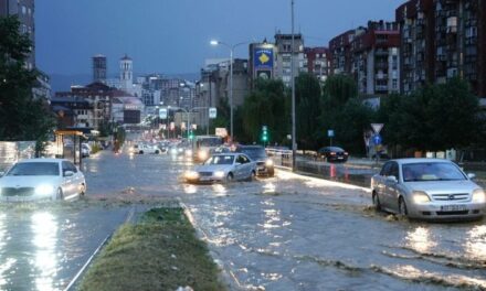 Prishtina në kaos prej motit të keq, QKUK dhe një stacion policor mbulohen nga uji