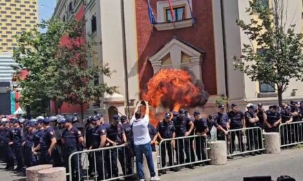 Opozita protestë te Bashkia Tiranë, qëllohet me molotov ndërtesa