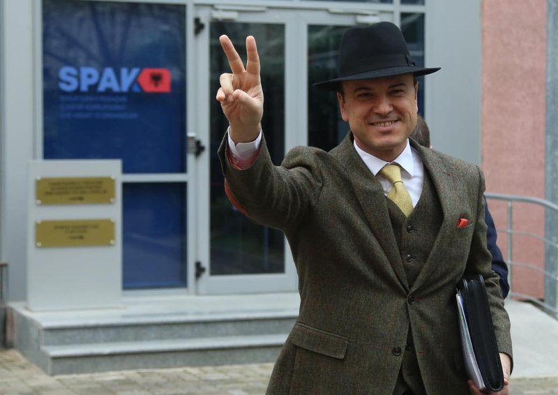 Budalla apo naiv? Nën hetim për ndërtimin e 19 kullave dhe me kunatin ndërtuesin më të madh, dhëndri i Berishës ankohet se po bëhen shumë ndërtime në Tiranë