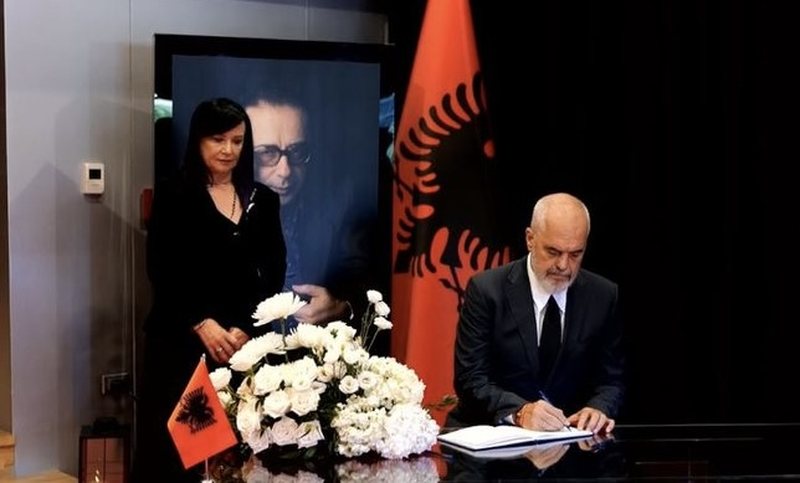 “I the të gjitha, fli i qetë! Pikëllimi është i thellë sepse admirimi është i lartë!” – Mesazhet e lëna nga Rama dhe Kurti për Ismail Kadarenë