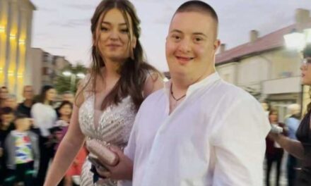 “Premtimin s’e tret as dheu”, kthehet nga Zelanda e Re në Ersekë për të shoqëruar në mbrëmjen e maturës shokun me sindromën down