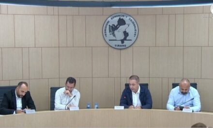 KAS rrëzon ankimin e koalicionit “Bashkë Fitojmë”, konfirmon Vangjel Tavon si kryetar të bashkisë Himarë