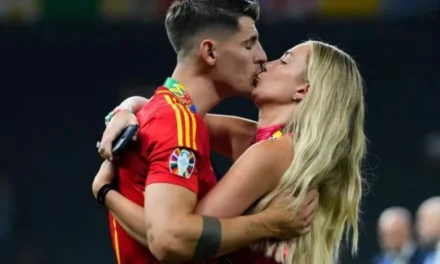 Alice Campello, e pikëlluar pas ndarjes nga Morata. Merr dhuratën luksoze, që i lë të gjithë pa fjalë