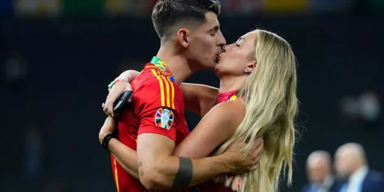 Alice Campello, e pikëlluar pas ndarjes nga Morata. Merr dhuratën luksoze, që i lë të gjithë pa fjalë