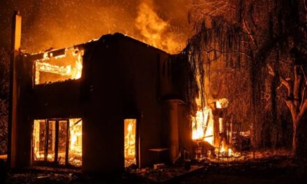 Athina nën tmerrin e zjarreve: Flakë 25 metra të larta, evakuime nga banesat dhe spitalet