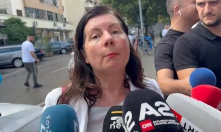 Nëna e 24-vjeçarit që vdiq nga kanceri: Mjekes Alketa Peres i fusnim çdo ditë në xhep 200 mijë lekë