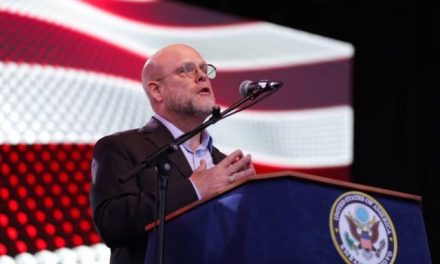 Pse ambasadori amerikan i tha Albin Kurtit: Mos urinoni në klubin ku doni të hyni