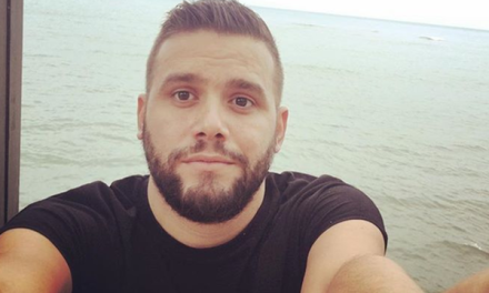 Ç’po ndodh me këngëtarin?/ Flor Mumajesi “shokon” fansat me veprimin e papritur.