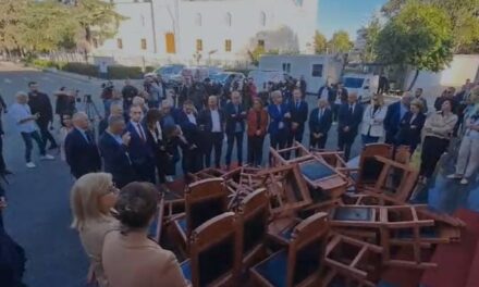 VIDEO/ Momenti kur Flamur Noka merr nga çanta e koleges benzinën dhe e hedh mbi karrige