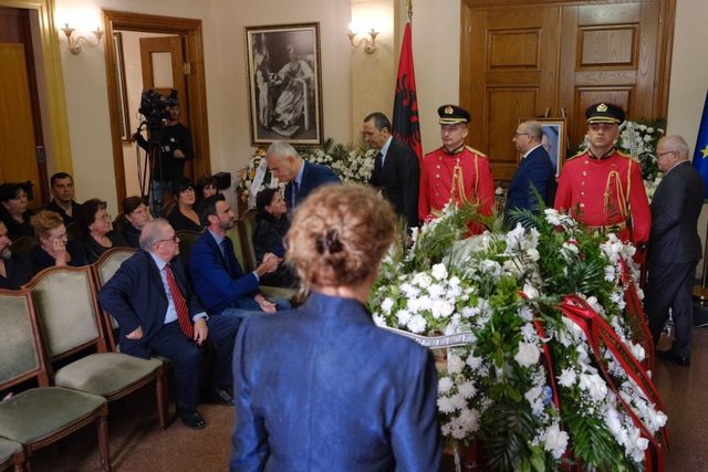 FOTO/ Familjarët në lot: Pamjet prekëse nga homazhet për Gerti Bogdanin!