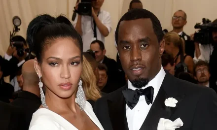 Denoncimi për këngëtarin e njohur: Më përdhunoi bashkë me mikun e tij dhe më filmuan. Videon e shitën