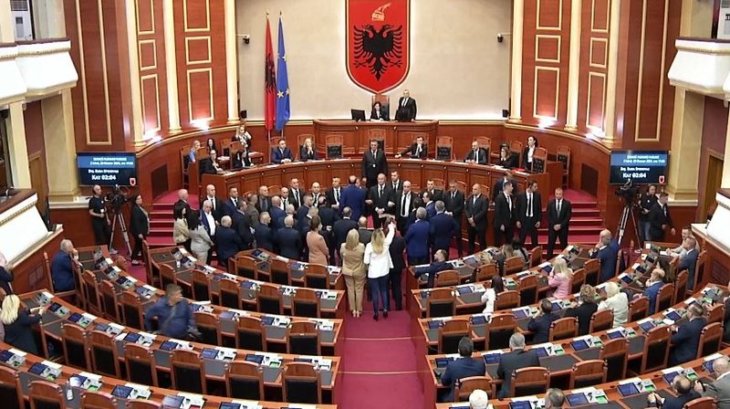 Deputetët e PD bllokojnë foltoren, hedhin shishe uji drejt kryeparlamentares! Spiropali: Sa burrë që je Flamur