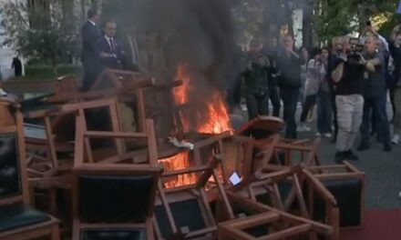 Zjarr para Parlamentit, deputetet e opozitës bëjnë grumbull karriget dhe u vënë flakën