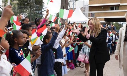 “Gjobë 10.000 euro dhe humbje e vitit për nxënësit që sillen keq”, Meloni rikthen ligjin e kohës së Duçes