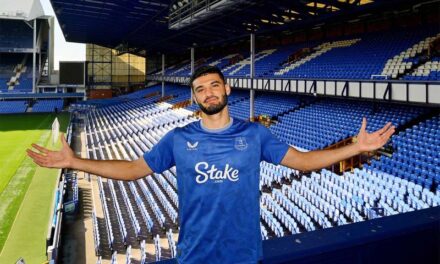 Ende nuk ka shkelur në fushë, tifozët e Evertonit “fiksohen” pas Brojës