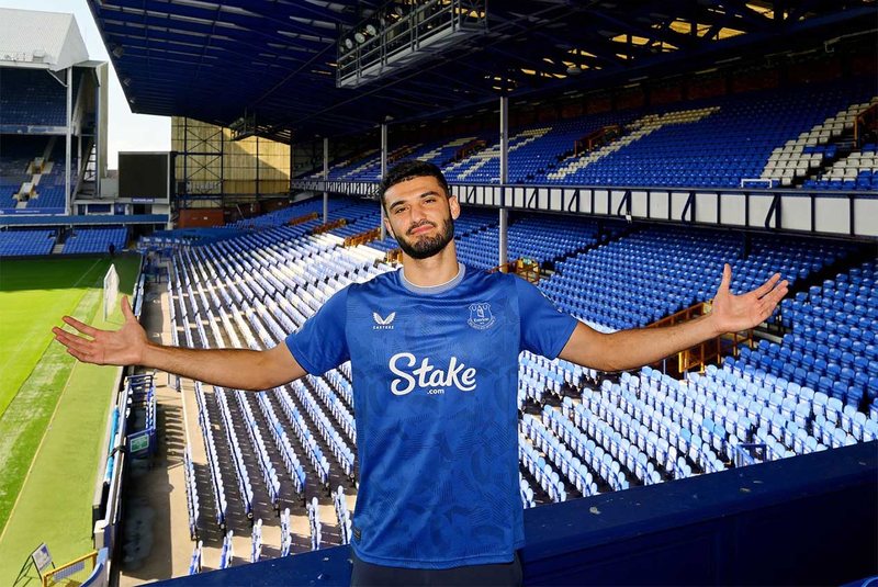 Ende nuk ka shkelur në fushë, tifozët e Evertonit “fiksohen” pas Brojës