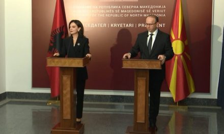 Deklaratat e Spiropalit për gjuhën shqipe “ndezin” Maqedoninë e Veriut