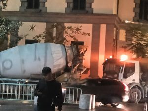 Skandal/ Dhjetra betonier bllokojnë rrugën para bashkisë Tiranë, mbrëmjen e kësaj të shtune në kryeqytet 4 IMG20240914211158