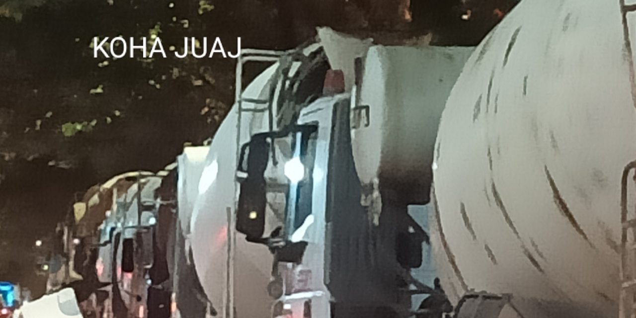 Skandal/ Dhjetra betonier bllokojnë rrugën para bashkisë Tiranë, mbrëmjen e kësaj të shtune në kryeqytet