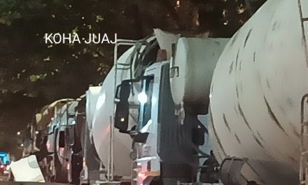 Skandal/ Dhjetra betonier bllokojnë rrugën para bashkisë Tiranë, mbrëmjen e kësaj të shtune në kryeqytet