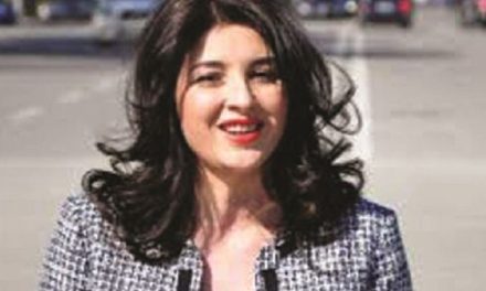 Skena erotike në prani të bashkëshortit regjisor, Anila Bisha kujton episodin: Më ‘urdhëroi’ të zhvishesha