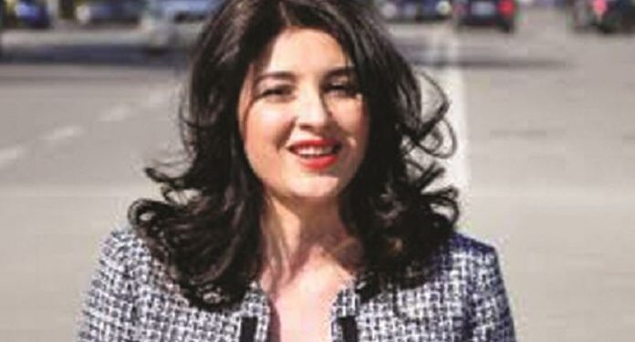 Skena erotike në prani të bashkëshortit regjisor, Anila Bisha kujton episodin: Më ‘urdhëroi’ të zhvishesha