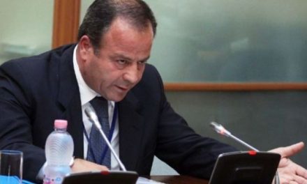 Kreu i komanduar i Policisë së Shtetit “vizitë” urgjente te zyra e Edmond Sulajt pas akuzave në Kuvend