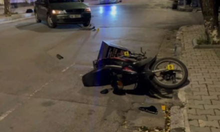 Aksident në Korçë! Makina përplas motorin, një i plagosur