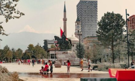 Rritet numri i të huajve në Shqipëri