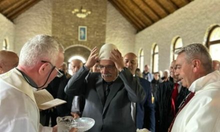 Konvertime në një kishë në Bjeshkët e Rugovës, ish- rektori Mujë Rugova bëhet katolik