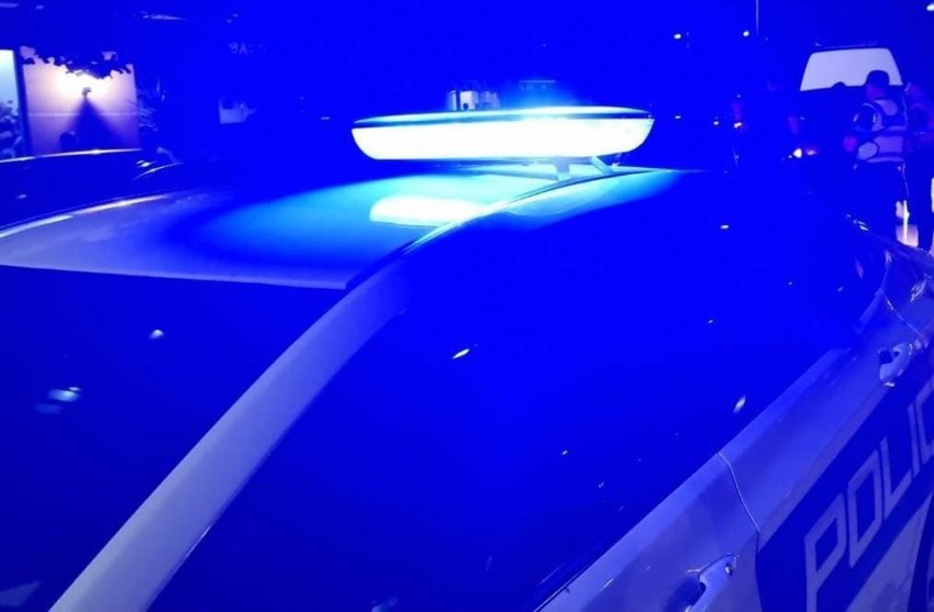 Lëndë plasëse në portën e një banese në Bushat