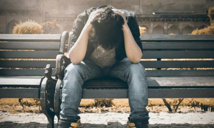 Tronditet Selaniku: 23-vjeçari denoncon se është përdhunuar nga tre burra – Ata bënë një video dhe e ngarkuan në internet