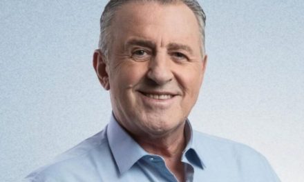 Pas humbjes së bashkëshortes, Agron LLakaj vendos të rikthehet  në ekran me një ‘show’ të ri gjithëve humori