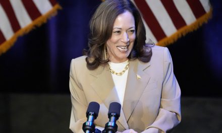 SHBA: Harris pak përpara Trumpit në tre shtete vendimtare