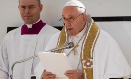 Papa Francesku kritik me Trump dhe Harris: Amerikanët duhet të zgjedhin të keqen më të vogël