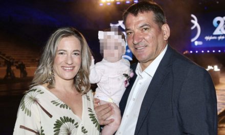 Pirros Dhima – Afërdita Skafida: Paraqitja e tyre e parë e përbashkët me vajzën e tyre pesë muajshe në Kallimarmaro