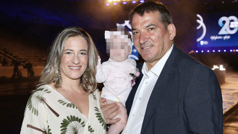 Pirros Dhima – Afërdita Skafida: Paraqitja e tyre e parë e përbashkët me vajzën e tyre pesë muajshe në Kallimarmaro