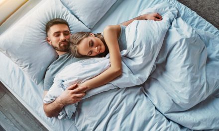 Marrëdhënia: Mënyrat për të mbajtur partnerin tonë që të mos na shqetësojë gjumin