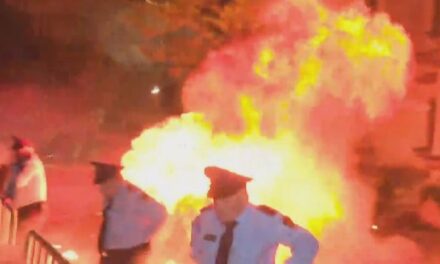 Protesta e PD, rrezikohet jeta e policit: Molotovi i shpërthen te këmbët dhe merr flakë