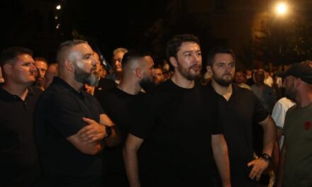 Shkëlzen Berisha në protestë, i rrethuar me një tufë badigardësh