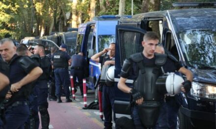 Masat e shtuara pak para protestës, forca të shumta stacionohen para Kryeministrisë, Kuvendit dhe Kryesisë