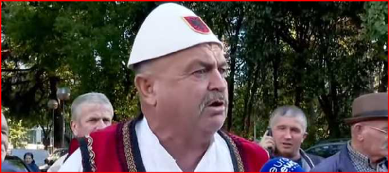 “Deputetët të mos ikin nga sheshi” – Thirrja e protestuesit: Të nxjerrim Berishën në shesh