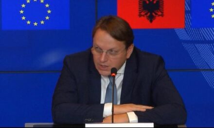 Varhelyi: Shqipëria anëtare e BE-së në fund të mandatit të ardhshëm, sot po ndërtojmë Europën në Tiranë