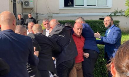 Sot seancë plenare/ Priten tensione nga “mosbindja civile”, PD mbledh grupin parlamentar