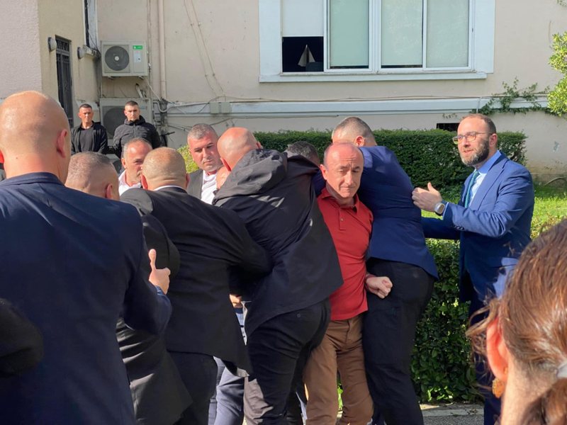 Sot seancë plenare/ Priten tensione nga “mosbindja civile”, PD mbledh grupin parlamentar