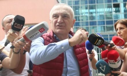 “Kërkon trajtim psikologjik që të justifikohet për gjërat që bën”, avokati: Meta kërcënoi prokurorin në sallë, asnjë i pandehur s’e ka bërë