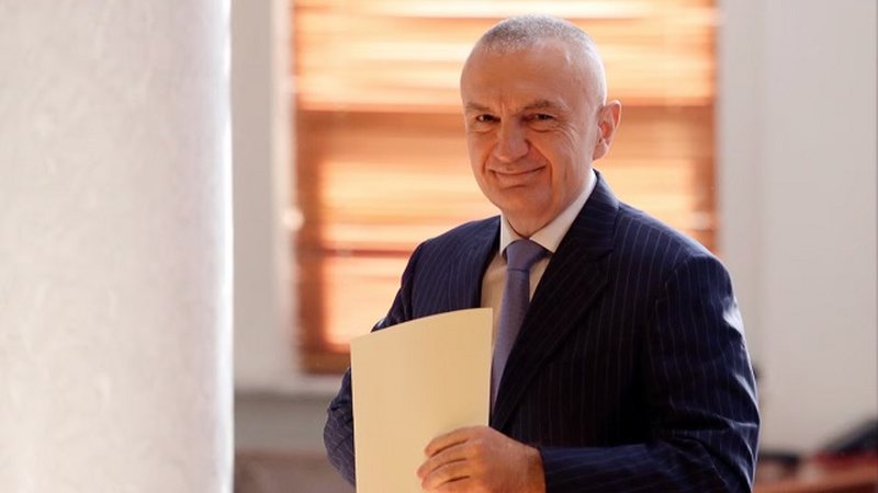 “Ka pallate, vila, resorte, madje dhe gurore” – Avokati që e denoncoi në SPAK: Ilir Meta nuk ka vend që nuk ka pasuri!