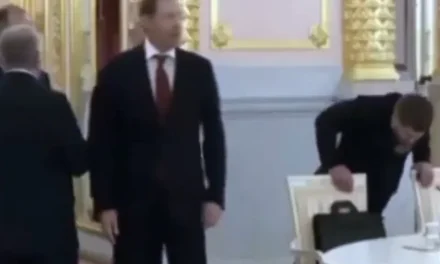 VIDEO/ I dëshpëruar për vëmendje, lideri çeçen Kadyrov bën pompa para Putinit në samitin e BRICS