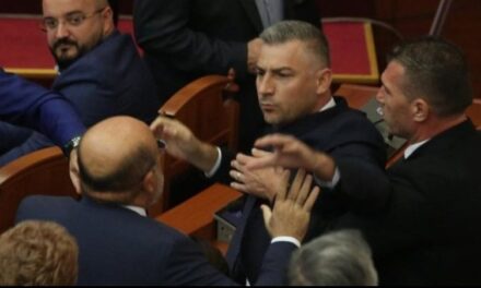 Bledion Nallbati goditi Vullnet Sinën në parlament, GJKKO pushon hetimet