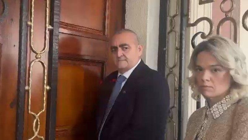 “Rrugaç! Turp të kesh, kush të futi ty deputet?” – Beleri pritet me ofendime në Tiranë